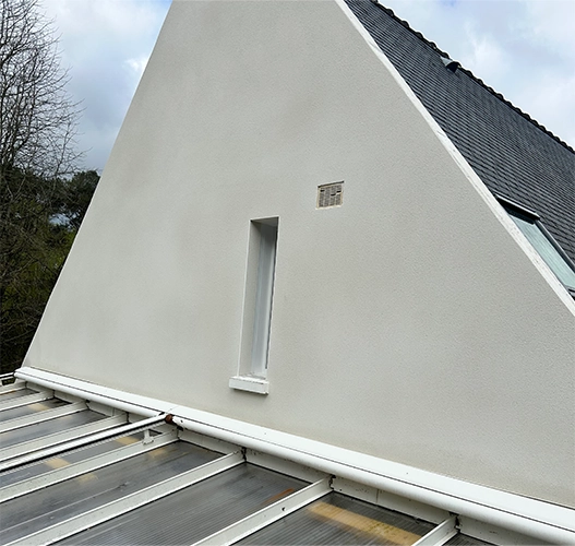 Façade de maison avant/après rénovation par JD Façade dans le Morbihan.