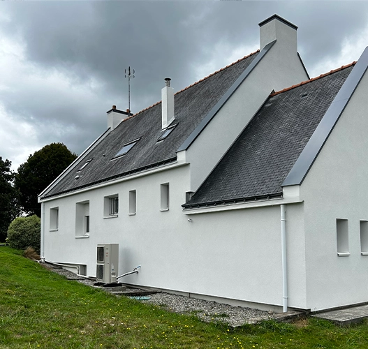 Professionnel de JD Façade inspectant une façade à Questembert pour un devis isolation extérieure.