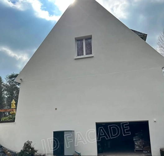 Artisan façadier JD Façade appliquant un enduit neuf sur une maison à Questembert.