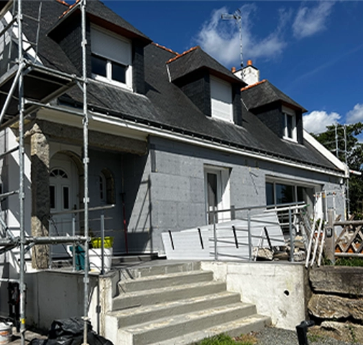 Équipe de JD Façade réalisant des travaux de joint de pierre sur une façade ancienne près d'Elven