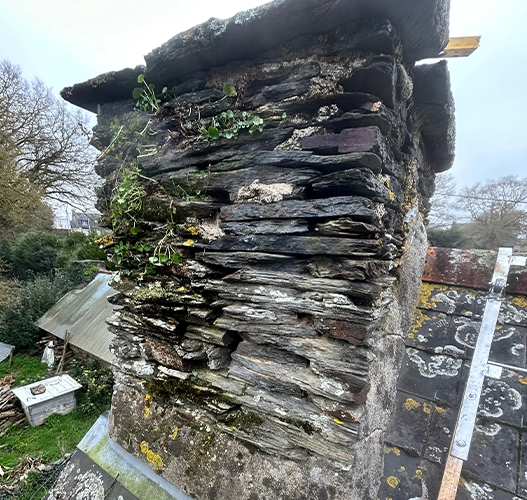 Ravalement de façade par JD Façade, avec nettoyage et préparation des murs à Muzillac.