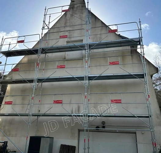 Détail de l'isolation extérieure posée par JD Façade, montrant l'épaisseur de l'isolant.